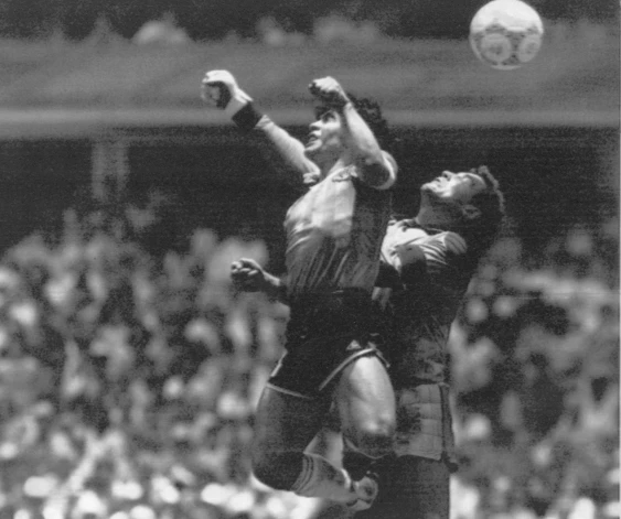 Maradonas "Dieva roka" - mirklis, kad argentīnieši gūst pirmos vārtus spēlē pret Angliju.