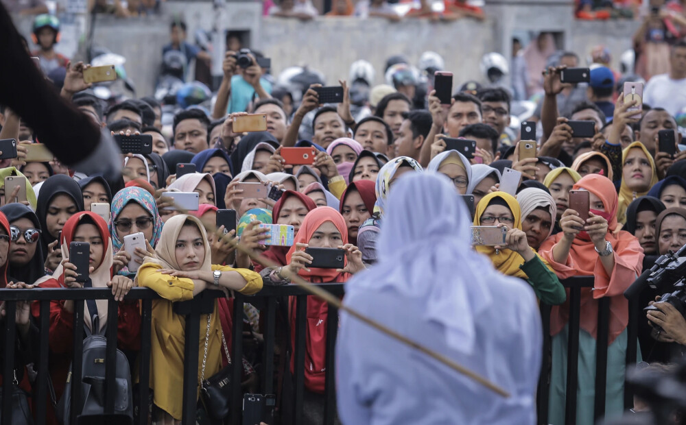 Indonēzijā grasās aizliegt seksu ārpus laulības; par to sodīt varēs arī ārzemniekus