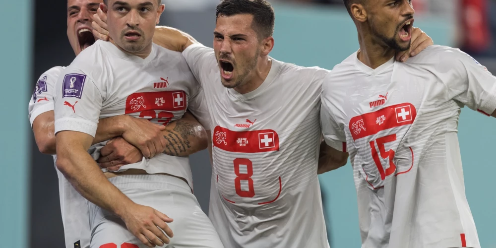 Šveices futbolisti uzvar Serbiju un nodrošina pēdējo ceļazīmi uz astotdaļfinālu; Kamerūna izrauj uzvaru pār Brazīliju