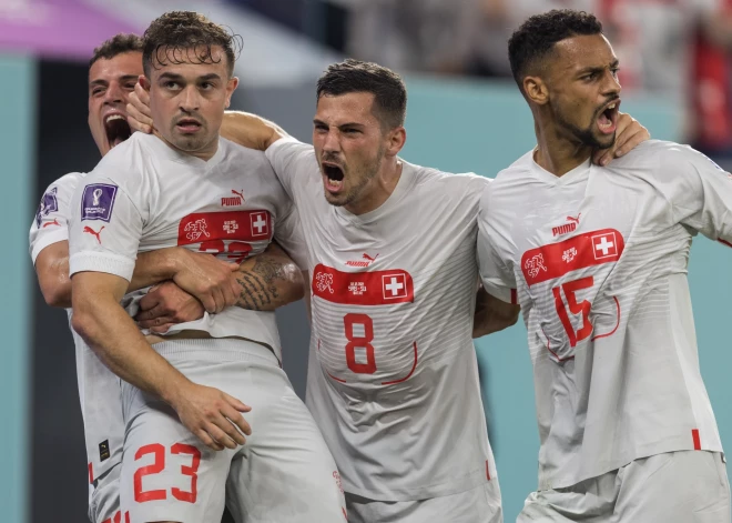 Šveices futbolisti uzvar Serbiju un nodrošina pēdējo ceļazīmi uz astotdaļfinālu; Kamerūna izrauj uzvaru pār Brazīliju