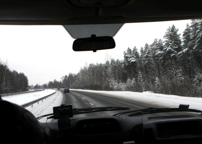 Šorīt vietām  Vidzemē un Kurzemē autoceļi apledo