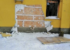 Benksija darbs Ukrainā izgriezts no nama sienas