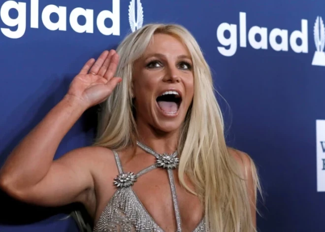 Бритни Спирс выложила видео в свадебном платье и спровоцировала слухи о разводе