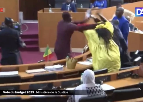 VIDEO: Senegālas parlamentā izceļas kautiņš pēc tam, kad deputāts iekausta savu kolēģi sievieti