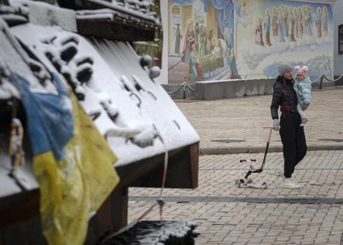 Tīmeklī izplatās attēli ar iespējamām okupantu zvērībām Luhanskā - iedzīvotāju pakāršanu; informācija tiek pārbaudīta