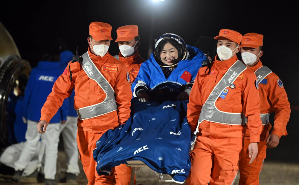 Pēc sešiem mēnešiem kosmosā uz Zemes atgriežas trīs Ķīnas astronauti
