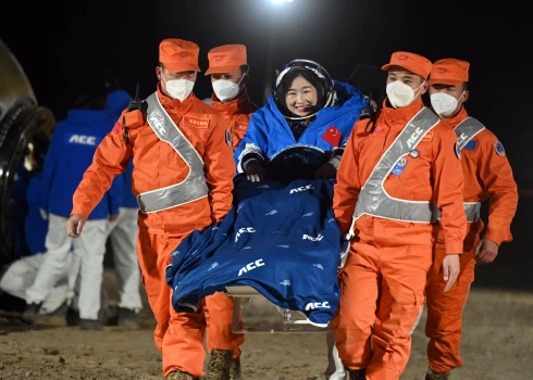 Pēc sešiem mēnešiem kosmosā uz Zemes atgriežas trīs Ķīnas astronauti