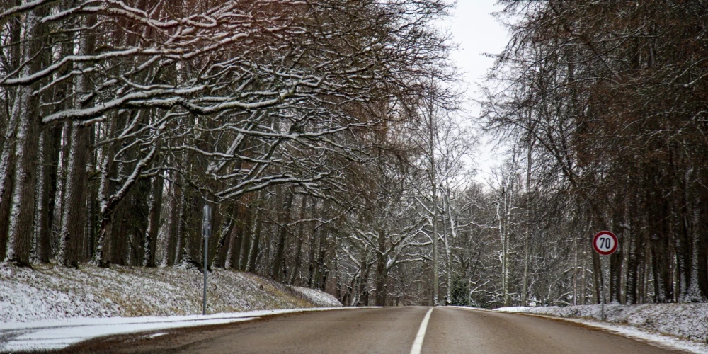 Šorīt daudzviet Latvijā autoceļi sniegoti un apledo, strādā 116 ziemas tehnikas vienības