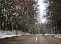 Šorīt daudzviet Latvijā autoceļi sniegoti un apledo, strādā 116 ziemas tehnikas vienības