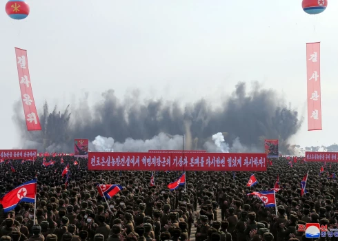 Ziemeļkoreja izšāvusi aptuveni 130 artilērijas šāviņus jūras buferzonā
