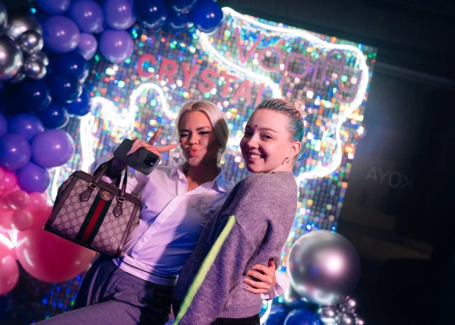 Foto: Latvijas influenceri līksmo slēgtā ballītē