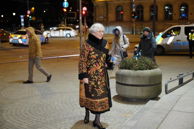 Sandra Kalniete šo mēteli no Indonēzijā batikotā auduma darinājusi aptuveni pusotru gadu.