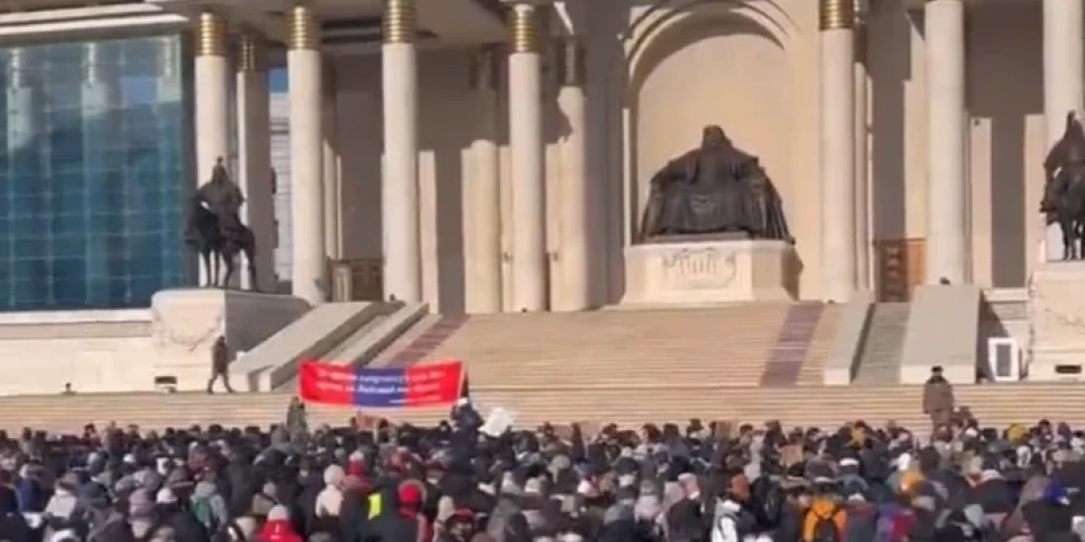 5 декабря митингующие вышли на площадь Сухэ-Батора (в центре Улан-Батора) и окружили Дворец правительства