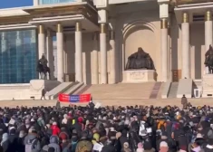 5 декабря митингующие вышли на площадь Сухэ-Батора (в центре Улан-Батора) и окружили Дворец правительства