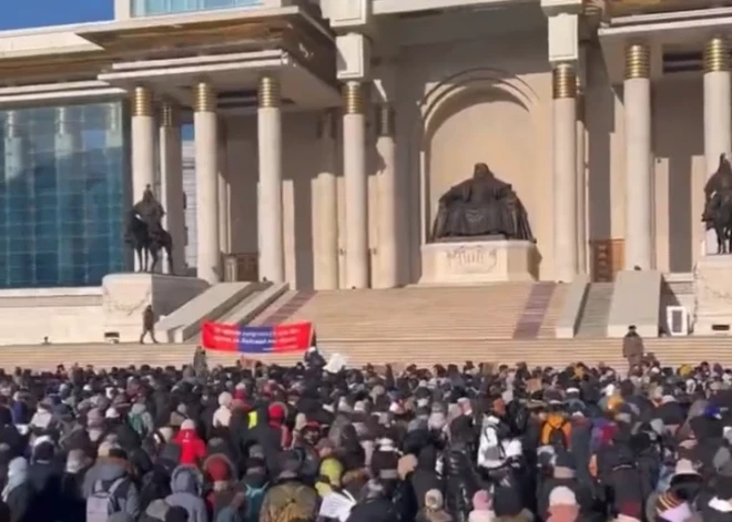 В Монголии протесты из-за угольного скандала переросли в штурм здания правительства