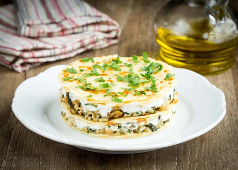 Sāļā torte ar vistu un šampinjoniem