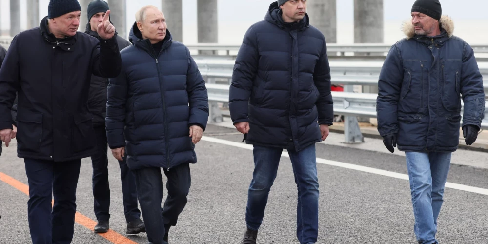 Президент России Владимир Путин на Крымскому мосту. (Фото: VIA REUTERS)