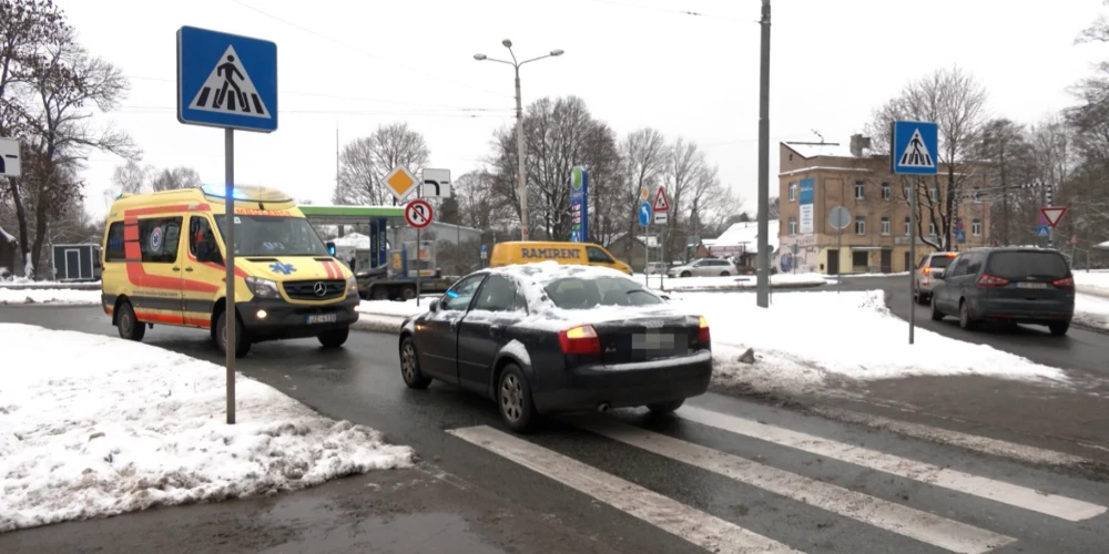 К пострадавшему школьнику пришли на помощь медики, которые в тот момент проезжали мимо места происшествия. (Фото: скриншот видео TV3)