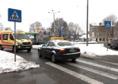 К пострадавшему школьнику пришли на помощь медики, которые в тот момент проезжали мимо места происшествия. (Фото: скриншот видео TV3)