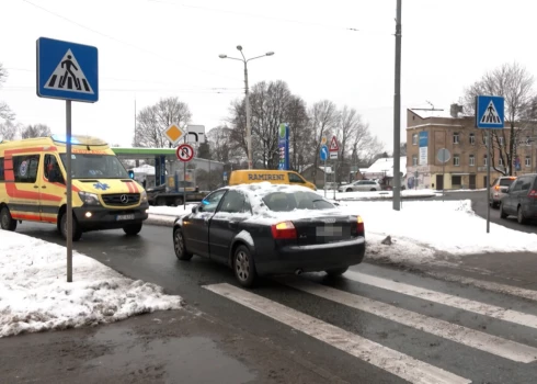 К пострадавшему школьнику пришли на помощь медики, которые в тот момент проезжали мимо места происшествия. (Фото: скриншот видео TV3)