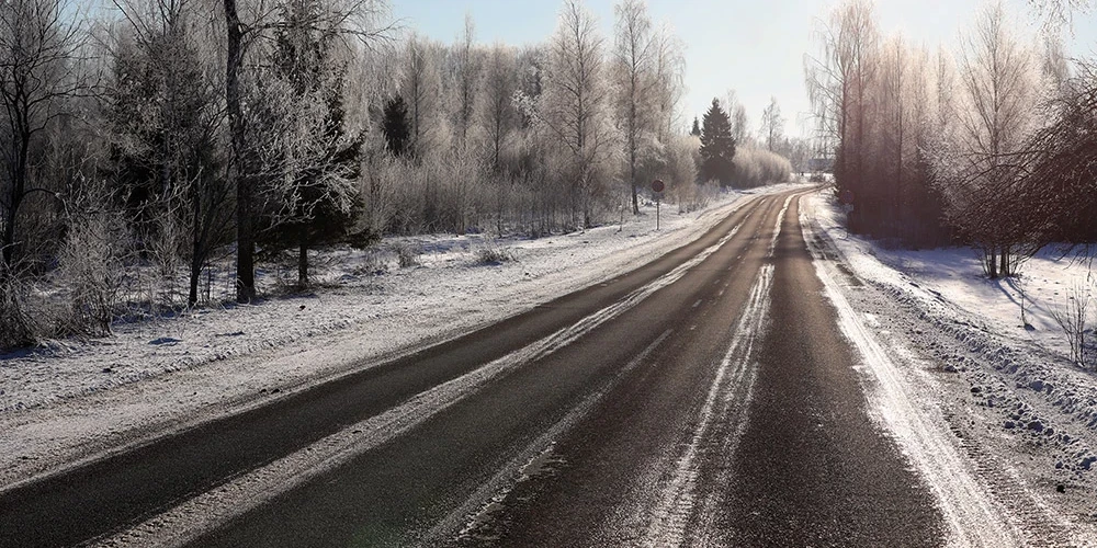 Daudzviet Latvijā autoceļi ir sniegoti un apledo, strādā 104 ziemas tehnikas vienības