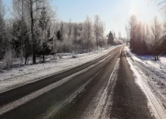 Daudzviet Latvijā autoceļi ir sniegoti un apledo, strādā 104 ziemas tehnikas vienības