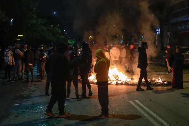 Nekārtību cēlāji apmētājuši policistus ar Molotova kokteiļiem un dauzījuši veikalu skatlogus pilsētas centrā.