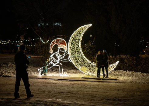 FOTO: pasakainās ziemas brīnumu noskaņās šogad izrotāts Vērmanes dārzs