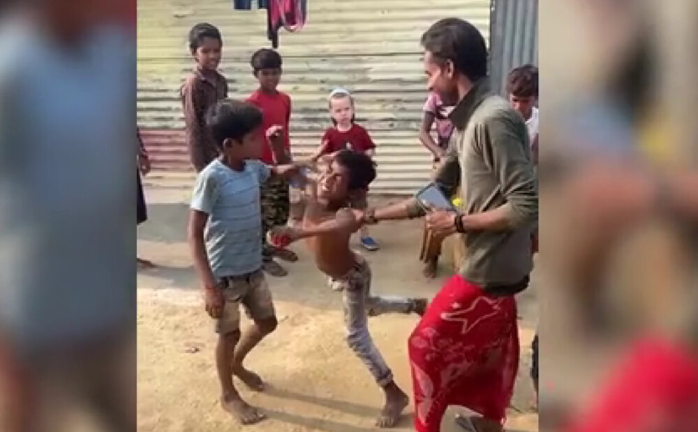 VIDEO: Kuģu ģimenes acu priekšā Indijas graustu rajonā izceļas kautiņš par cepumu paciņu