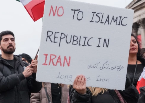 Irānā piedāvā iesaldēt bankas kontus hidžābu nenēsājošām sievietēm
