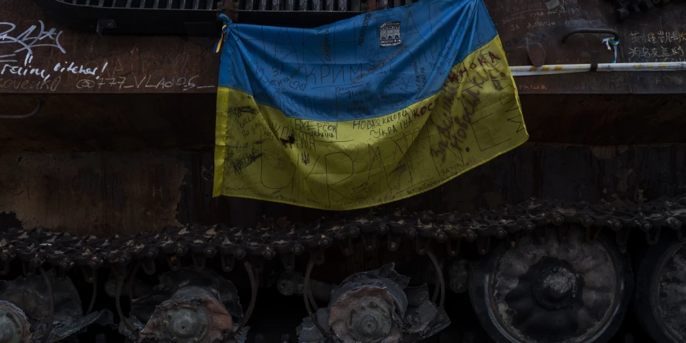 Ukrainas karogas uz iznīcināta okupantu tanka.