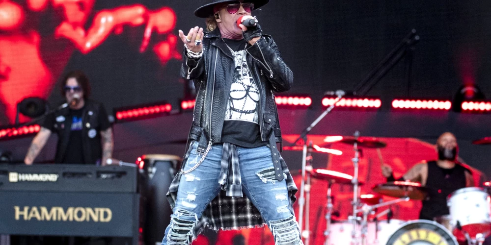 "Guns N' Roses" sūdz tiesā pistoļu un rožu pārdevēju