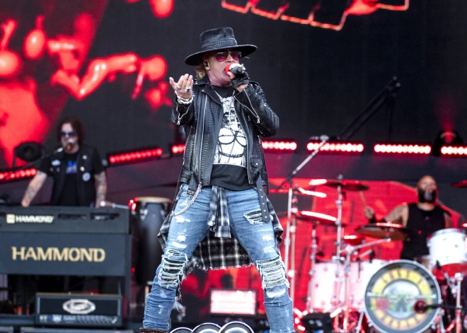 "Guns N' Roses" sūdz tiesā pistoļu un rožu pārdevēju