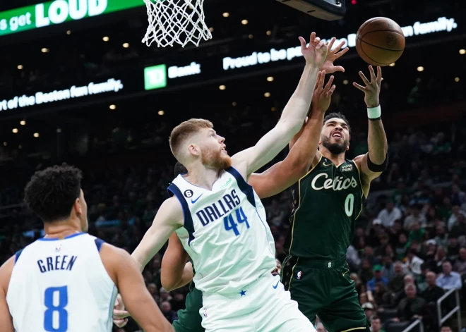 Bertāns nedodas laukumā "Mavericks" panākumā pret "Nuggets"; Dončičam "triple-double"