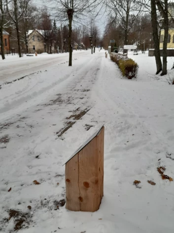 Septembra beigās Ainažos parādījās 30 uz koka stabiņiem pielīmēti teksti tūristiem, kuri čum un mudž gan ar gramatiskām, gan vēsturiskām kļūdām.