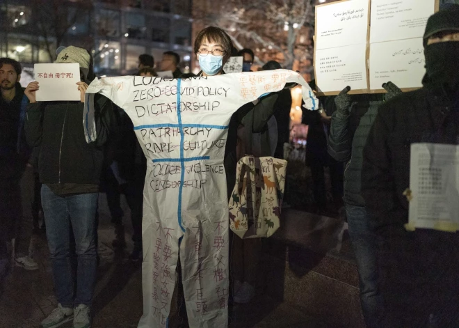 Ķīna pēc protestiem atceļ bargāko Covid-19 nulle politikas noteikumu