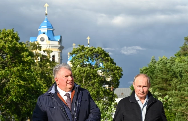  Vladimirs Putins un Igors Sečins apmeklē Koņevska klosteri Koņevecas salā Lādogas ezera rietumu daļā, Ļeņingradas apgabalā 2021. gada 1. augustā.