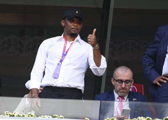 Samuels Eto’o neiztur apvainojumus: futbola leģenda un Kamerūnas federācijas prezidents Katarā atspārda vlogeri