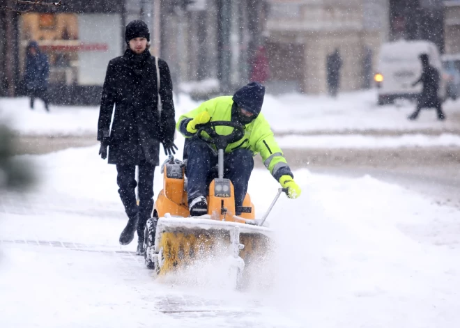 Ceturtdienas rītā snigšana turpināsies