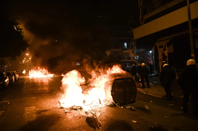 Roadblocks placed by protesters burn during clashes on the sidelines of a rally against police violence, marking the 14th anniversary of the 2008 fatal police shooting of a teenager in Thessaloniki on December 6, 2022. - Thousands of protesters demonstrated in Athens, Thessaloniki and other Greek cities against police violence, a day after a Roma youth was shot in the head in a police pursuit. The demonstrations were part of planned annual commemorations to mark the 2008 death of Alexandros Grigoropoulos, a 15-year-old fatally shot by police. (Photo by Sakis MITROLIDIS / AFP)