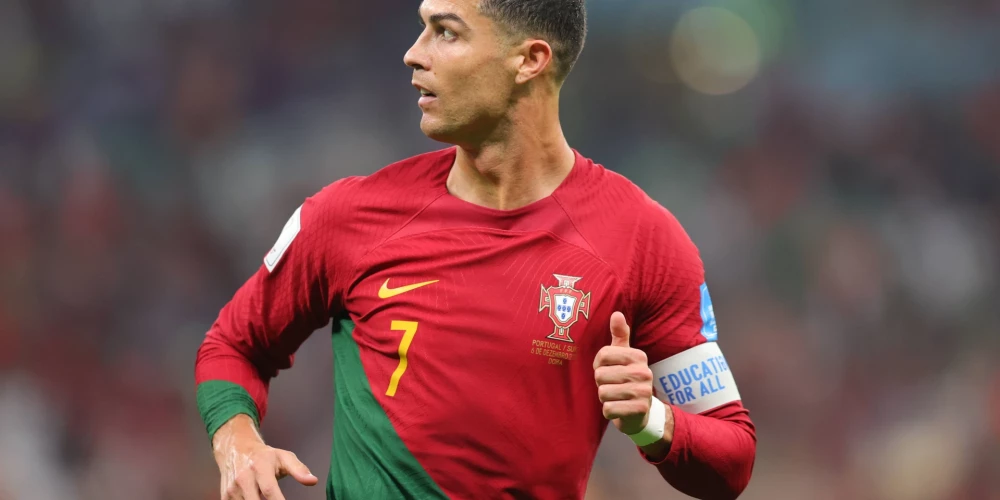 Ronaldu komentējis Portugāles uzvaru, kurā pašām neatradās vietas komandas pamatsastāvā