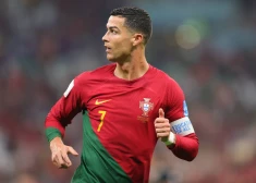 Ronaldu komentējis Portugāles uzvaru, kurā pašām neatradās vietas komandas pamatsastāvā
