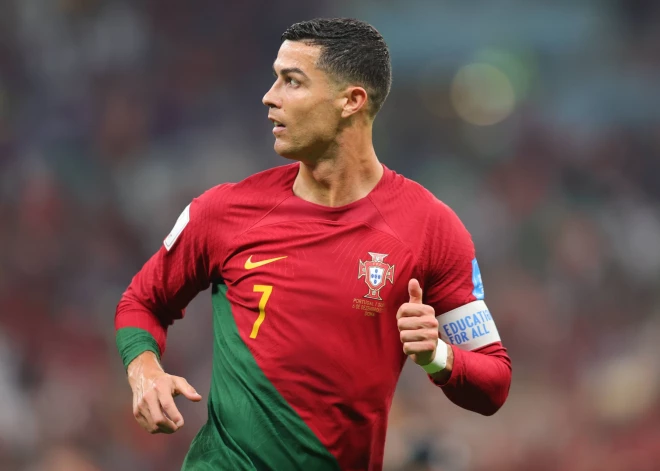 Ronaldu komentējis Portugāles uzvaru, kurā pašām neatradās vietas komandas pamatsastāvā