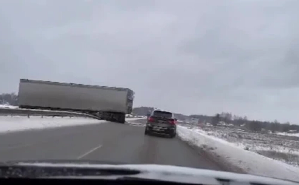 Uz Daugavpils šosejas avarējusi kravas automašīna; satiksme atjaunota