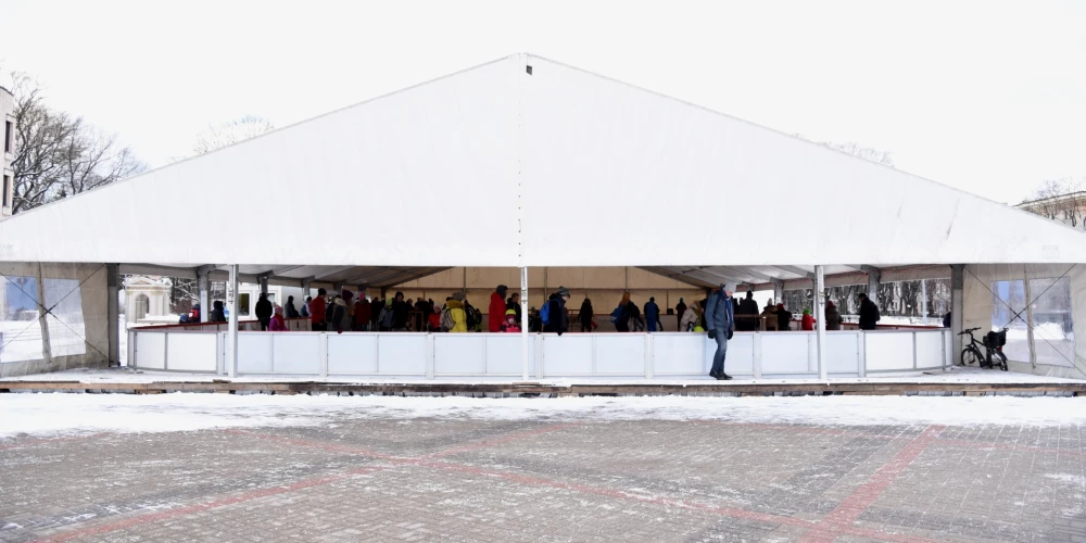 Каток у Дома конгрессов