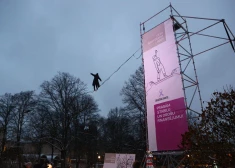 Akcijas laikā unikālā performancē līdzsvara akrobāts desmit metru augstumā demonstrēja, cik nestabila ir vēža pacientu ikdiena veselības sistēmā, nereti esot vien soļa attālumā no kritiena.