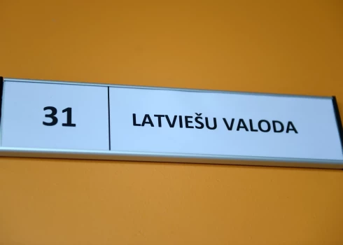 Latvijā strādājošajiem ukraiņiem tomēr neliks obligāti mācīties latviešu valodu