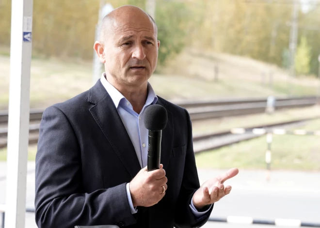 No traģēdijas viņus šķīra tikai pāris simti metru. Tēvs un māte apdraud savus bērnus netālu no braucoša vilciena