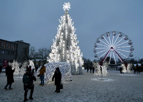 Ziemassvētku egle un panorāmas rats Vienības laukumā Daugavpilī.