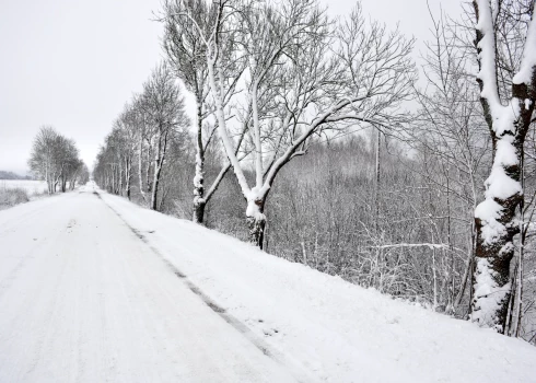 Šorīt īpaši apgrūtināti braukšanas apstākļi Tallinas šosejas posmā Limbažu novadā